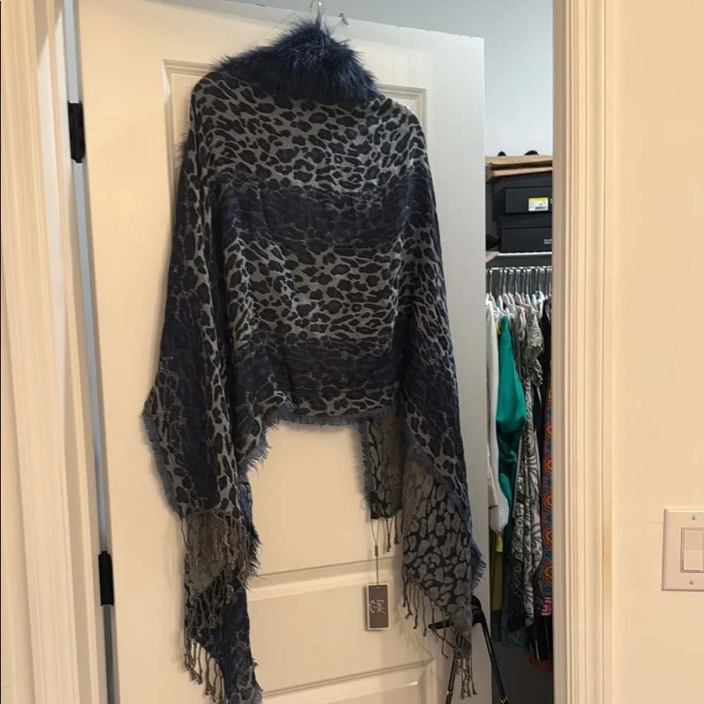 Leopard Print Shawl with Faux Fur Collar - Picture 6 of 9